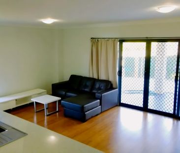 Private room with own bathroom - Photo 1