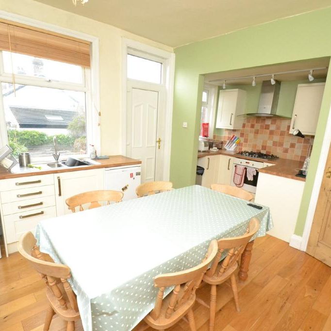 4 bedroom end of terrace house to rent - Photo 1