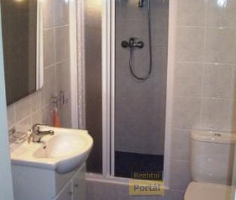 Pronájem bytu 1+kk, 35m2, PZ - Jesenice, nový, parkovací místo - Fotografie 3