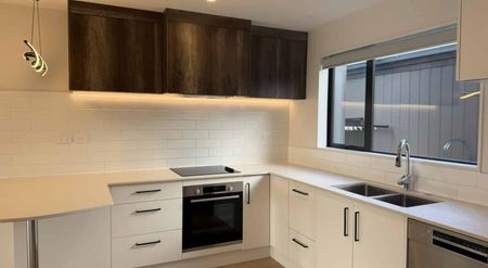 Modern 3-Bedroom Townhouse Backing onto Park - Available Immediately! - Photo 4