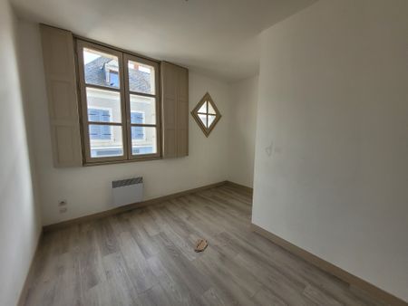 Location Appartement 3 pièces 82m² SABLE SUR SARTHE 72300 - Photo 2