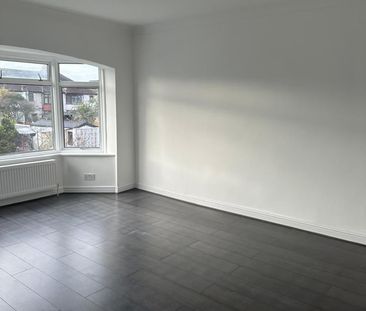 3 Bed Semi-Detached House, Sandhurst Drive, IG3 - Photo 2