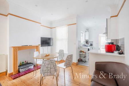 4 bedroom terraced house to rent - Photo 3