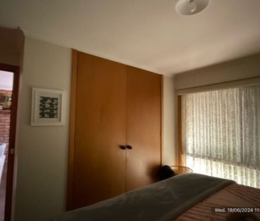 TWO BEDROOM UNIT ! - Photo 3