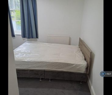 1 bedroom in a flat share to rent - Photo 3