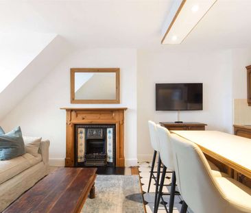 Charming two bedroom apartment in an attractive period building - Photo 2