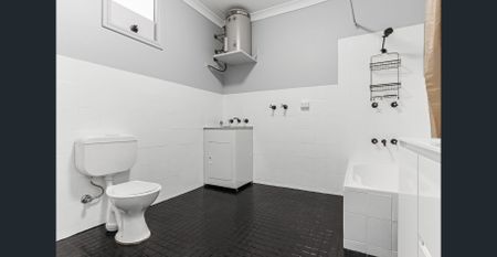 Coastal Convenience - Quiet Top-Floor Living - Photo 2