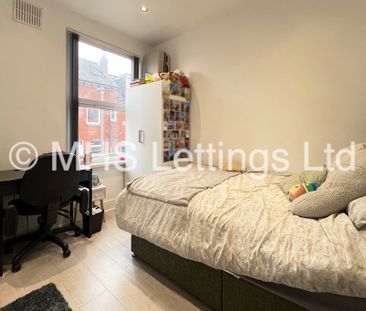 6 Bedroom Mid Terraced House for rent in Harold Terrace - Photo 3