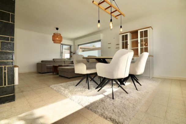 Centraal gelegen half-open bebouwing met 3 slpks, garage, tuin en terras voor 975 EUR/mnd - Photo 1