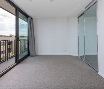 Stylish Two-Bedroom Apartment in the Heart of Northbourne Avenue - Photo 4