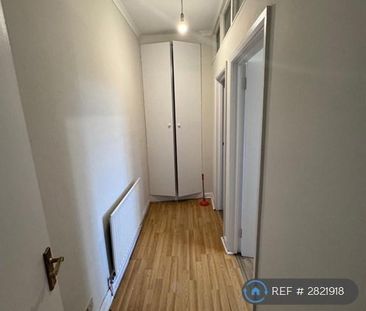 3 bedroom flat to rent - Photo 3