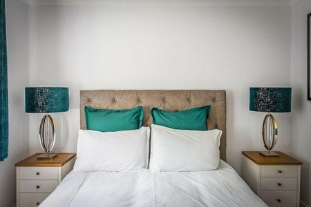 FETCHAM - Hazelway Close - Photo 5