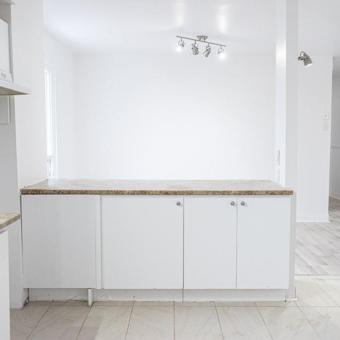 Beau 5 et demi MONTCALM 1550$ CHAUFFÉ STATIONNEMENT INCLUS - Photo 1