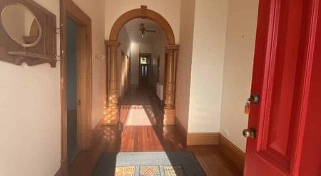 Sun, Character and Space - Photo 2