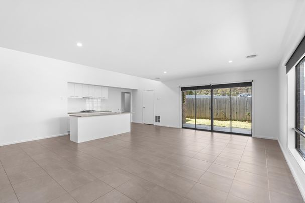 Modern Four Bedroom Home Near Ballarat Wildlife Park! - Photo 1