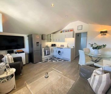 Barnway, Englefield Green, Egham, TW20 - Photo 2