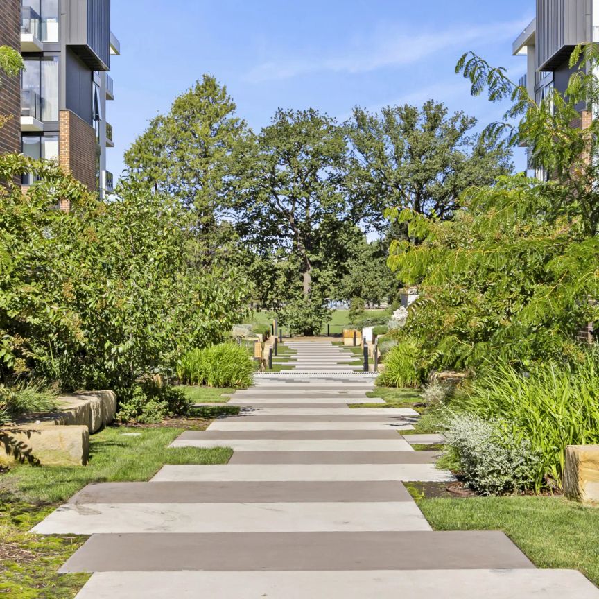 3 bedroom apartment with your own double lock up garage!! - Photo 1