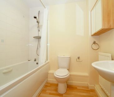 A spacious and well presented two bedroom upper floor apartment sit... - Photo 5