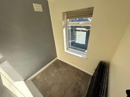 Grove Avenue, Halesowen, B63 - Photo 2