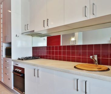 LOCATION PERFECT - LOW MAINTENANCE LIVING - SEMI FURNISHED - Photo 5