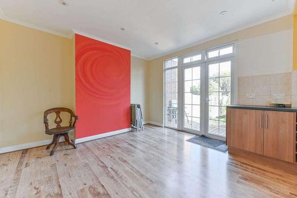 Kingsway, Motspur, KT3 - Photo 1