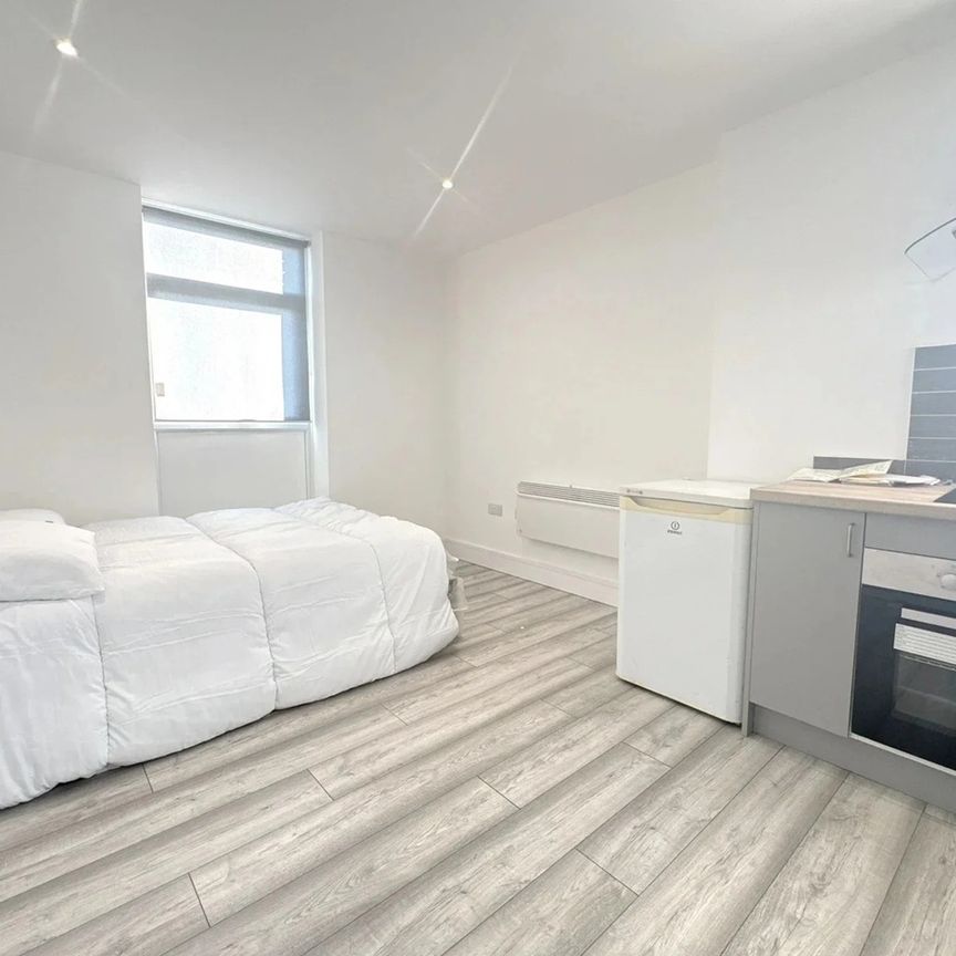 1 Bed Flat, Dunstable Road, LU4 - Photo 1