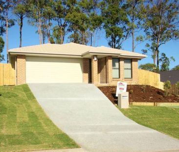 Spacious Family Home with Air Con and Huge Yard! - Photo 3