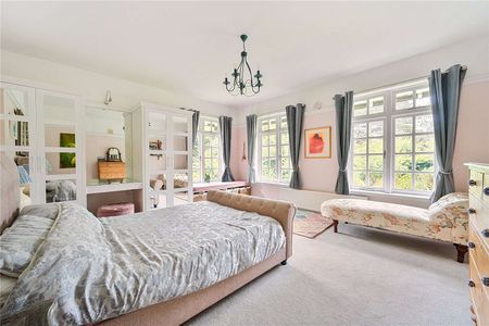 A substantial detached Edwardian property with beautiful South facing gardens in a fantastic location. - Photo 4