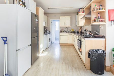 House Share to rent - Hambro Road, London, SW16 - Photo 2