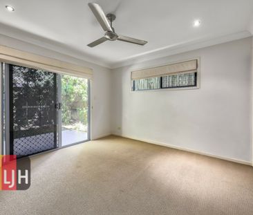 MODERN 5 BEDROOM HOUSE IN LUTWYCHE - Photo 4
