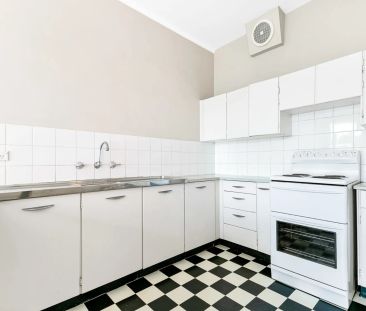 Prime Lindfield location with double lock-up garage. - Photo 2