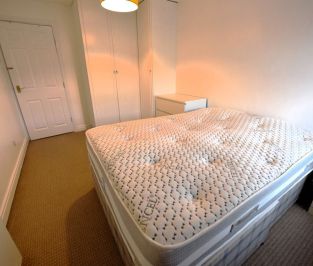 2 bedroom Flat in Riverside Court, Leeds - Photo 6