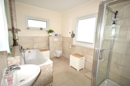 3 bedroom detached bungalow to rent - Photo 5