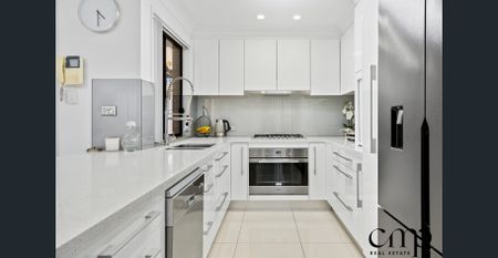 Modern Family Living with a Sparkling Pool ! - Photo 3