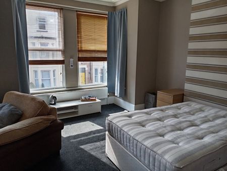 Room in a Shared House, Egerton Street, CH45 - Photo 4