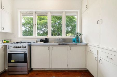 Character 3 bedroom unit - walk to the hospital - Photo 4