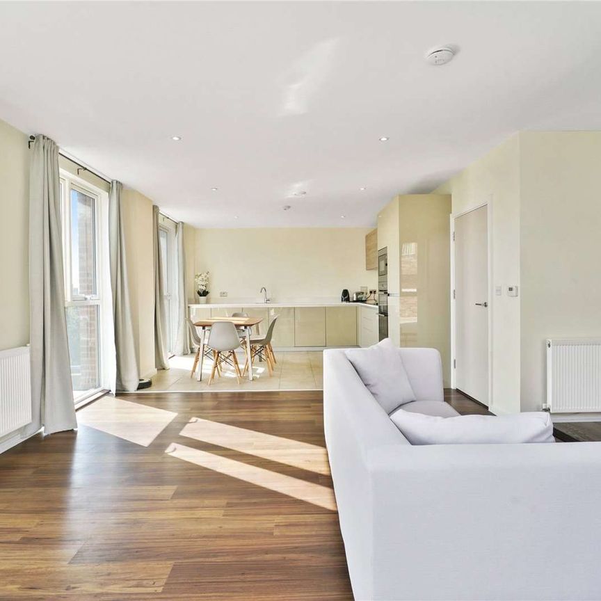 A stylish three bedroom penthouse apartment with balcony and parking. - Photo 1