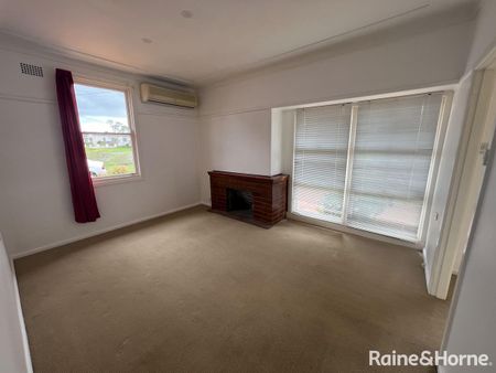 Convenient & Comfortable Living in Bomaderry - Photo 3