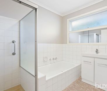 Beautiful Two Bedroom Home in Hampton! - Photo 4