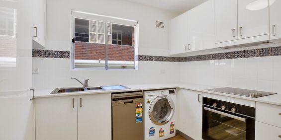 2 Bedroom apartment in fabulous location! - Photo 3