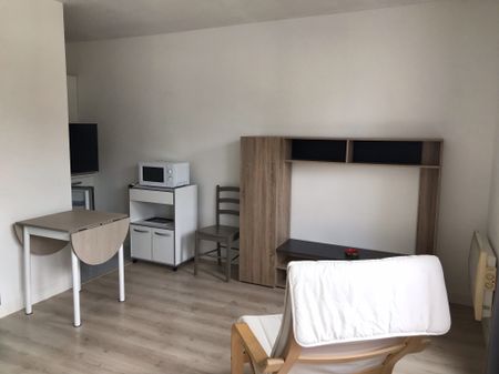 Location Appartement 1 pièce 25m² LA ROCHE SUR YON 85000 - Photo 2