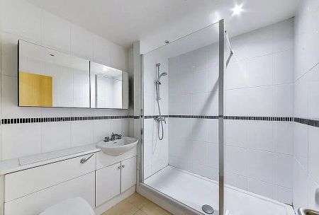 3 bedroom flat in London - Photo 5