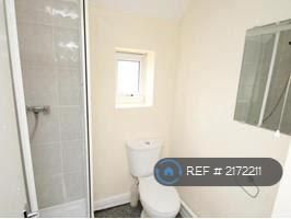 4 bedroom semi-detached house to rent - Photo 4