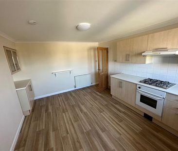 3 bedroom flat to rent - Photo 3