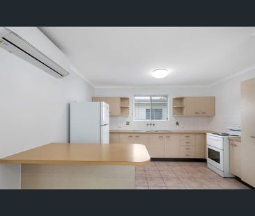 Single Level, Home with great size backyard! - Photo 2