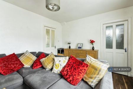 3 bedroom semi-detached house to rent - Photo 2