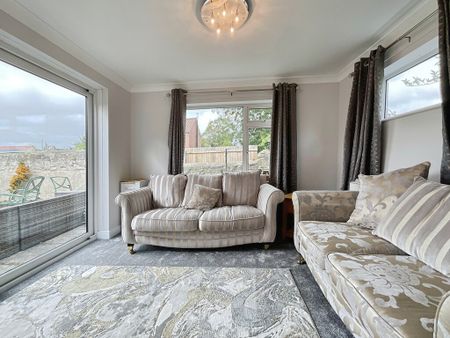 3 bedroom Detached Bungalow to let - Photo 4