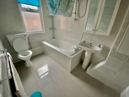 1 bedroom in a house share to rent - Photo 2