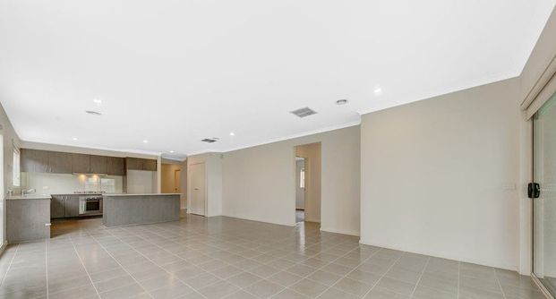 Spacious 3-Bedroom Home with 2 Bathrooms and Double Garage - Ideal for Comfortable Living - Photo 1