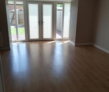 4 bedroom end of terrace house to rent - Photo 2